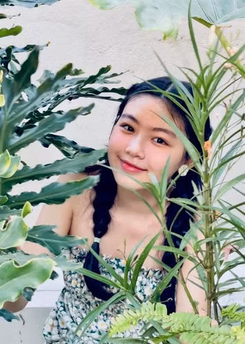 Dù trang điểm nhẹ nhàng, trang phục cũng không cầu kỳ nhưng con gái MC Quyền Linh vẫn vô cùng nổi bật.