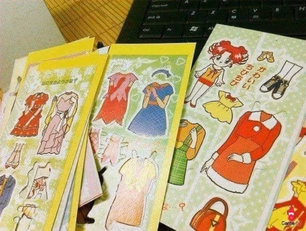 Ai đó có còn nhớ, hồi nhỏ chỉ mong mẹ cho 2.000 đồng để đi mua hình dán công chúa ngoài cổng trường.
