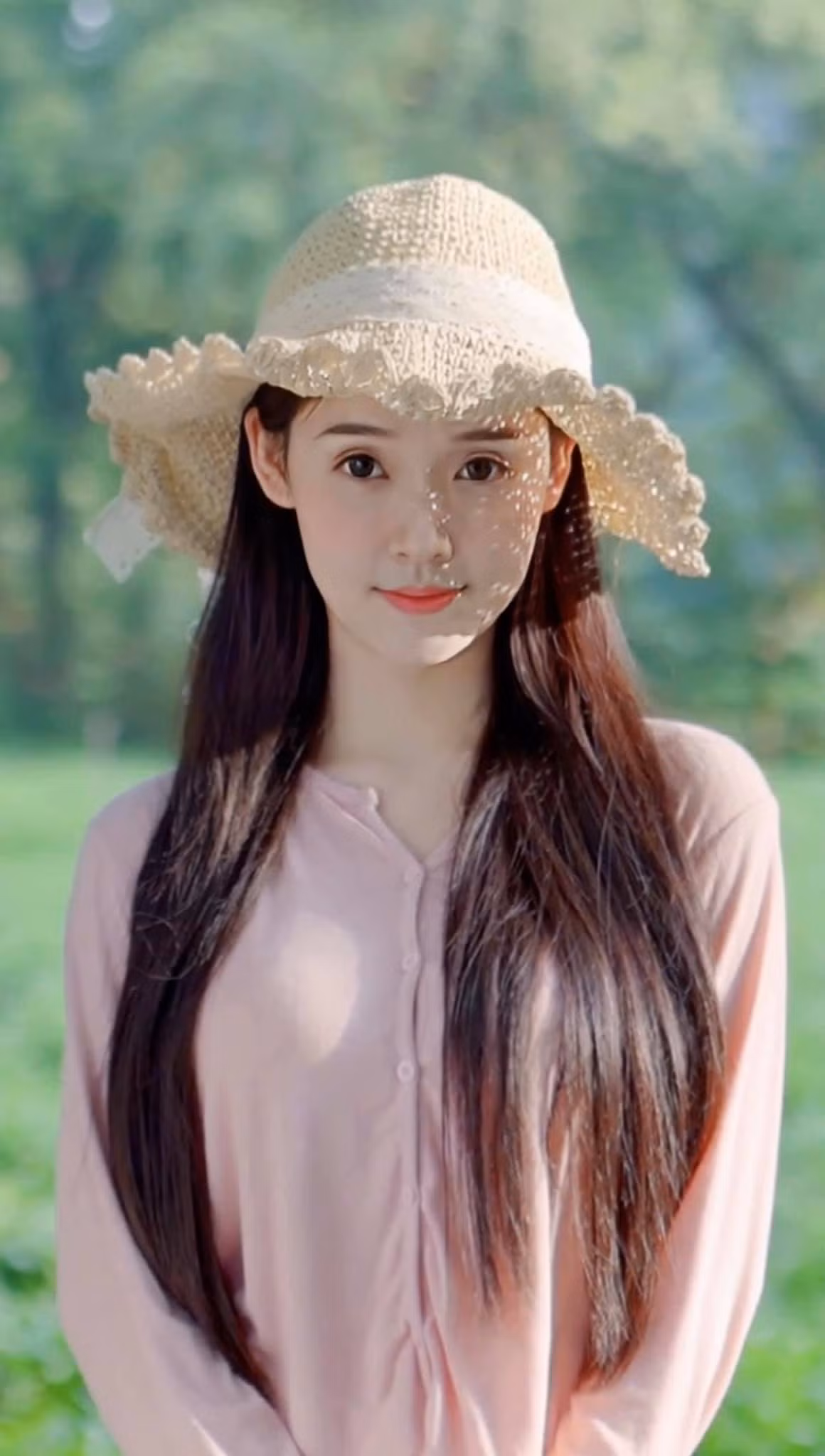 Thời gian gần đây Midu cởi mở hơn trong cách ăn mặc, cô thường xuyên đăng tải những hình ảnh "kiệm vải" lên trang cá nhân.