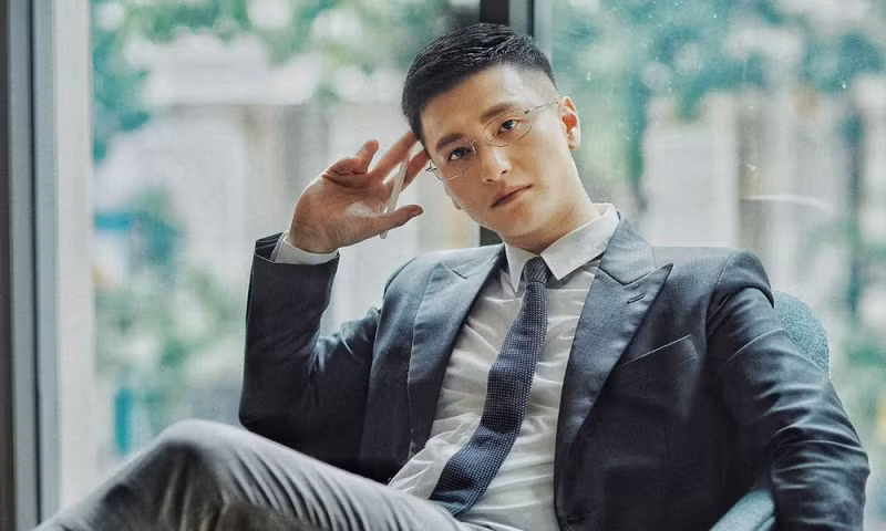 Trước thông tin này, Huỳnh Anh đã xác nhận có vay nợ của anh M.Q 200 triệu đồng. Tuy nhiên nam diễn viên không hề có ý quỵt tiền mà do đang gặp khó khăn nên chưa thể thanh toán đúng thời hạn.