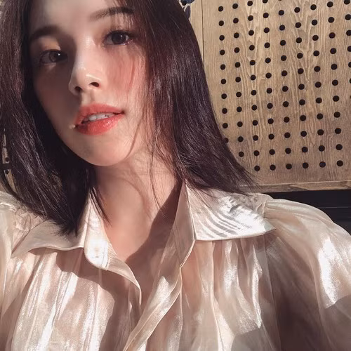 Điều khiến người hâm mộ trầm trồ nhất về hot girl này vẫn luôn là vẻ ngoài xinh đẹp, sắc sảo cùng thần thái sang chảnh ngút ngàn khó ai sánh bằng.