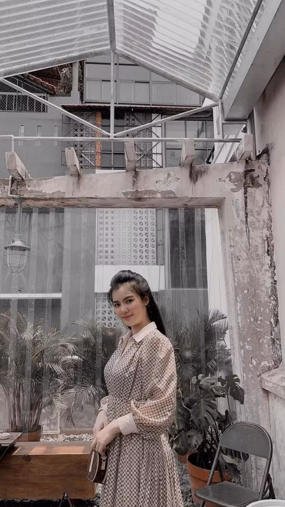 Ngoài ra, về làm dâu nhà hào môn nên cô nàng thường xuyên đăng tải hình ảnh ngập trong đồ hiệu, xe sang khiến ai cũng choáng ngợp. Ảnh: Tổng hợp