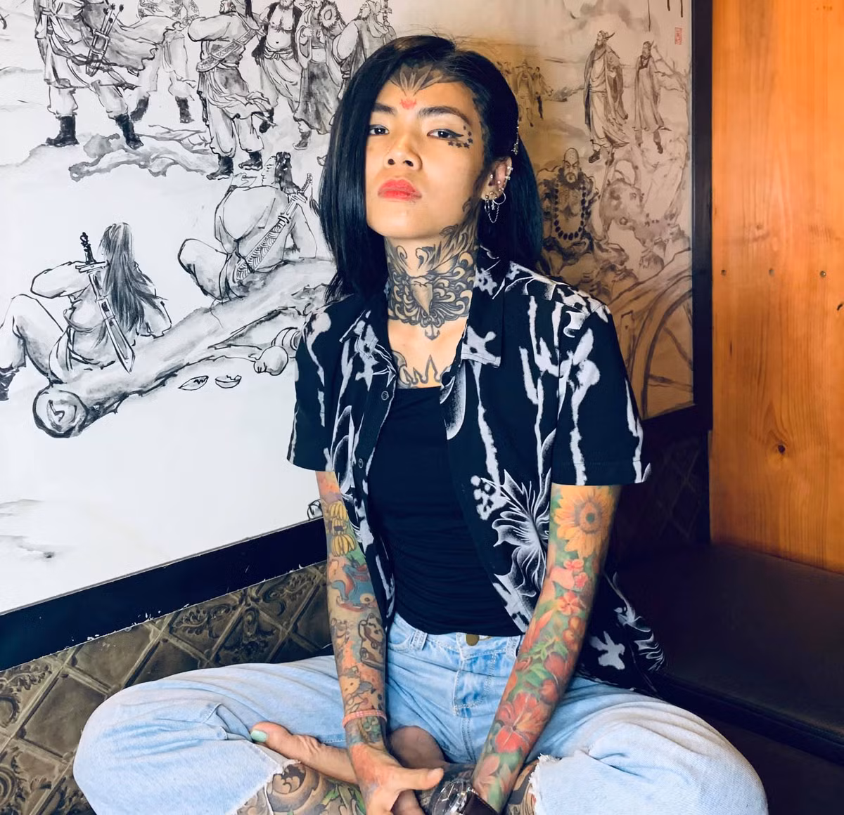 Trên trang cá nhân, cô gái xăm trổ thu hút tới hàng trăm ngàn người theo dõi.