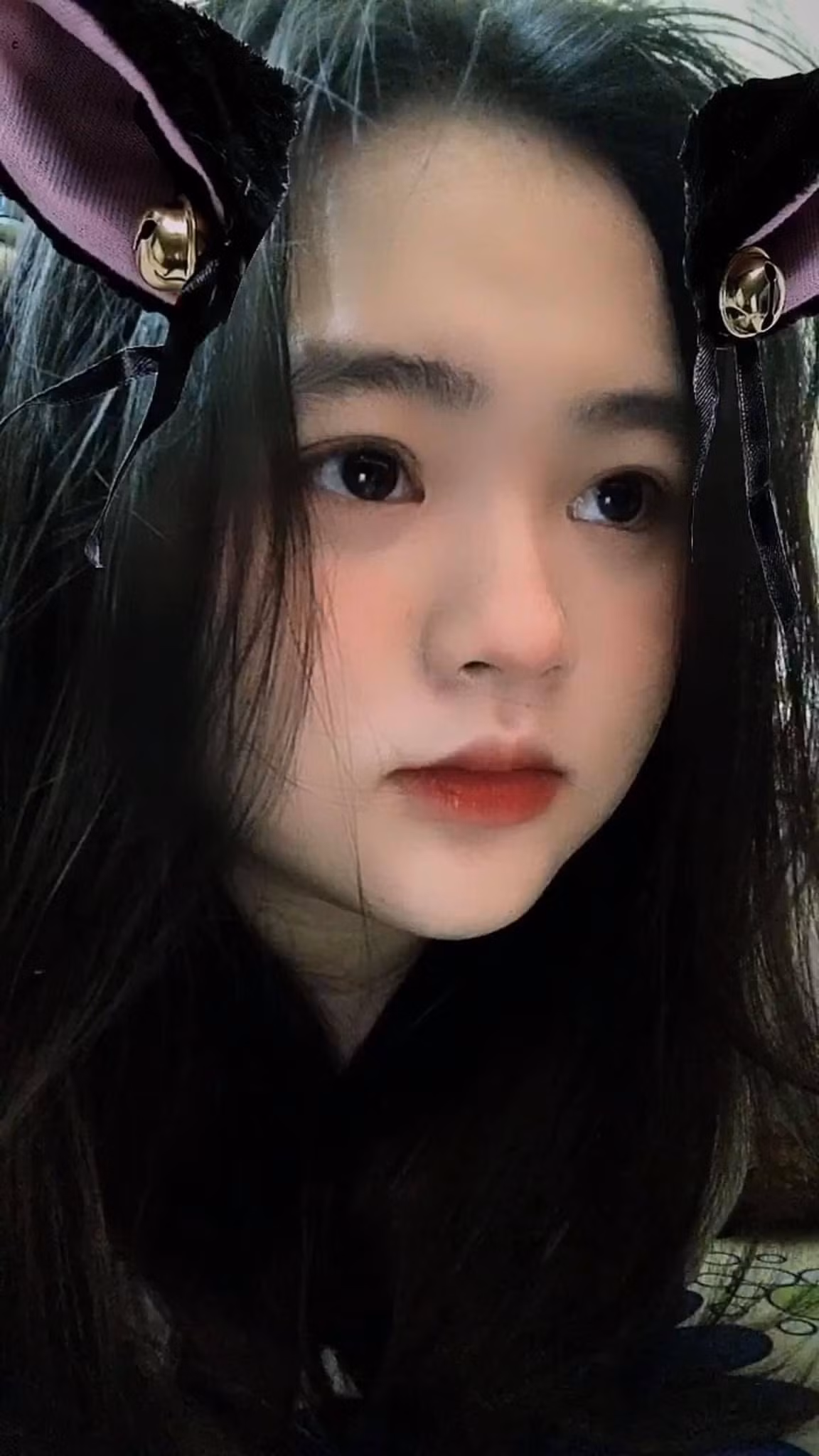 Trâm cũng thường xuyên đăng tải những tấm hình selfie của mình và livestream, trò chuyện cùng dân mạng cũng như không quên "thả thính" dạo.