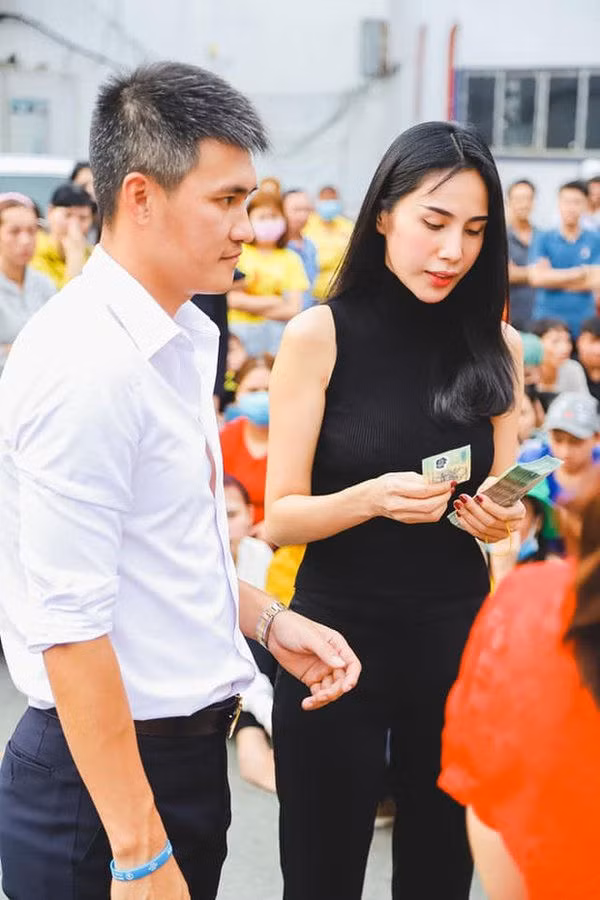 Sau khi gọi đích danh tên của nữ CEO, Công Vinh đáp trả và yêu cầu bà Phương Hằng đưa ra đủ bẳng chứng để khẳng định những tin đồn đó là đúng sau 2 ngày. Ngoài ra, Công Vinh một lần nữa nhấn mạnh vợ chồng anh sẽ sao kê đầy đủ, tất cả minh chứng trước và sau chuyến đi từ thiện để mọi người nhìn thấy sự thật.