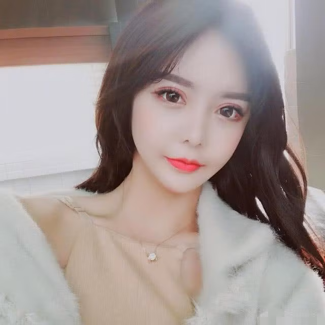 Mới đây, khi gia nhập vào hội hot girl lộ nhan sắc thật, Hàn An Nhiễm khiến ai nấy cũng "ngỡ ngàng, ngã ngửa" với vẻ bề ngoài của mình trong lúc livestream.