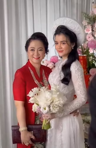Dù ngày xưa cũng rất xinh xắn, ưa nhìn nhưng không khó để nhận thấy con dâu bà Phương Hằng bây giờ xinh đẹp hơn hẳn.