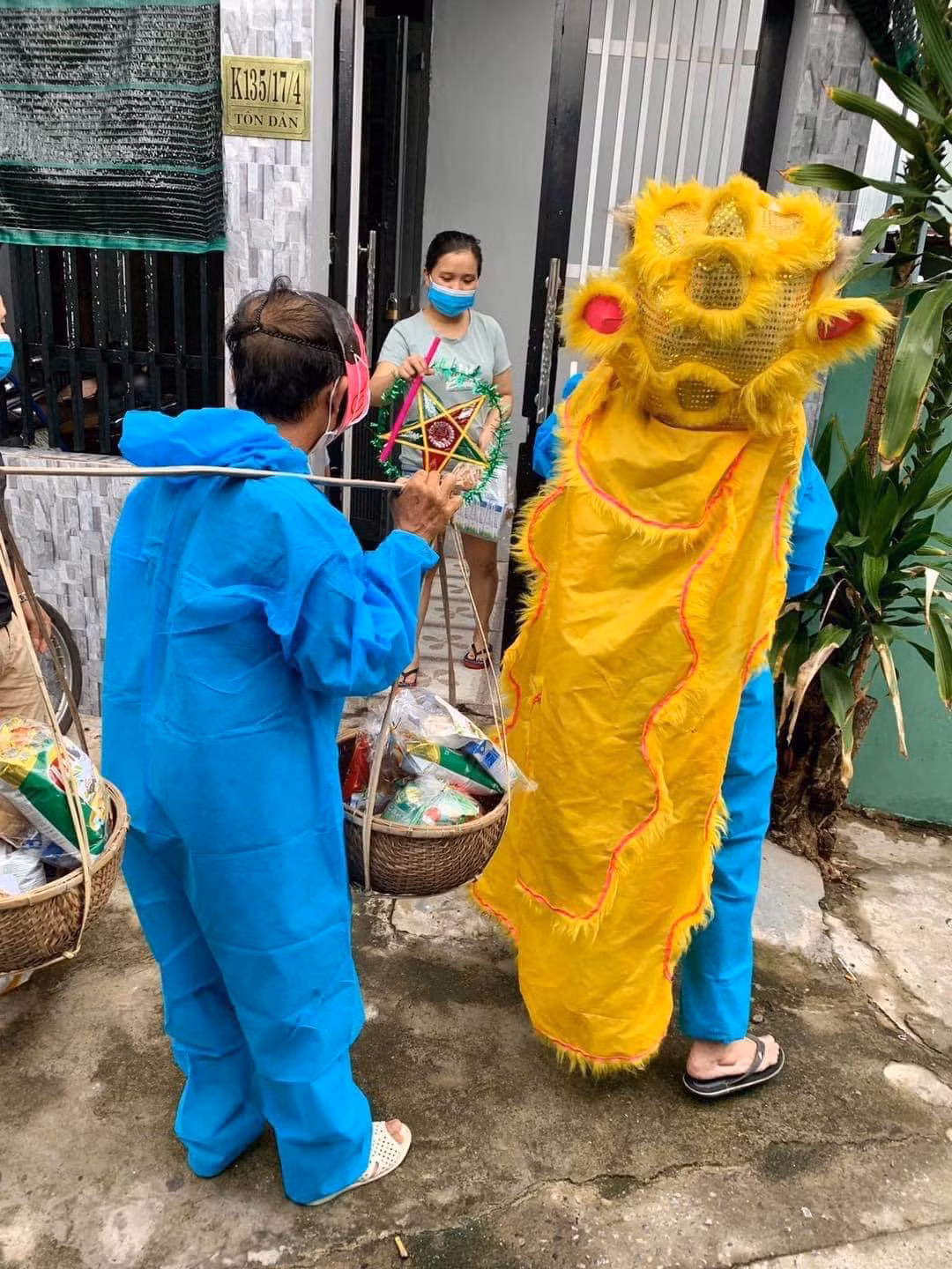 Không giống như Tết Trung Thu hàng năm, năm nay có lẽ mùa trăng sẽ đặc biệt hơn khi các em nhỏ không còn được tập trung đông để rước đèn ông sao, giao lưu văn nghệ,...Thay vào đó mùa Trung Thu năm nay chỉ gói gọn theo từng gia đình, từng địa phương vừa ấm cúng lại an toàn mùa dịch. Ảnh: Trương Vĩnh Đặng