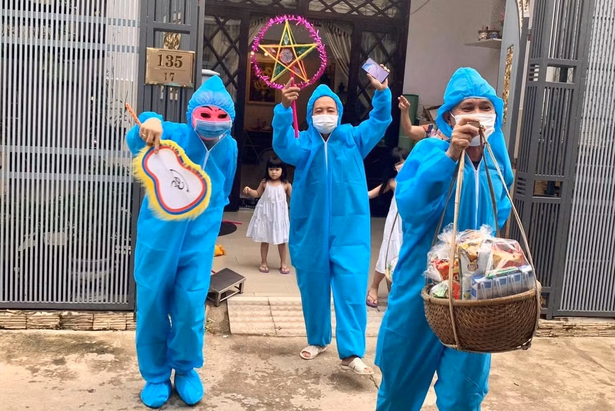 Không được tập trung đông để rước đèn ông sao, không múa lân và tiếng trống cắc tùng, dịch bệnh COVID-19 đang khiến Trung Thu năm nay của các em nhỏ trở nên khác biệt so với các năm trước. Ảnh: Trương Vĩnh Đặng