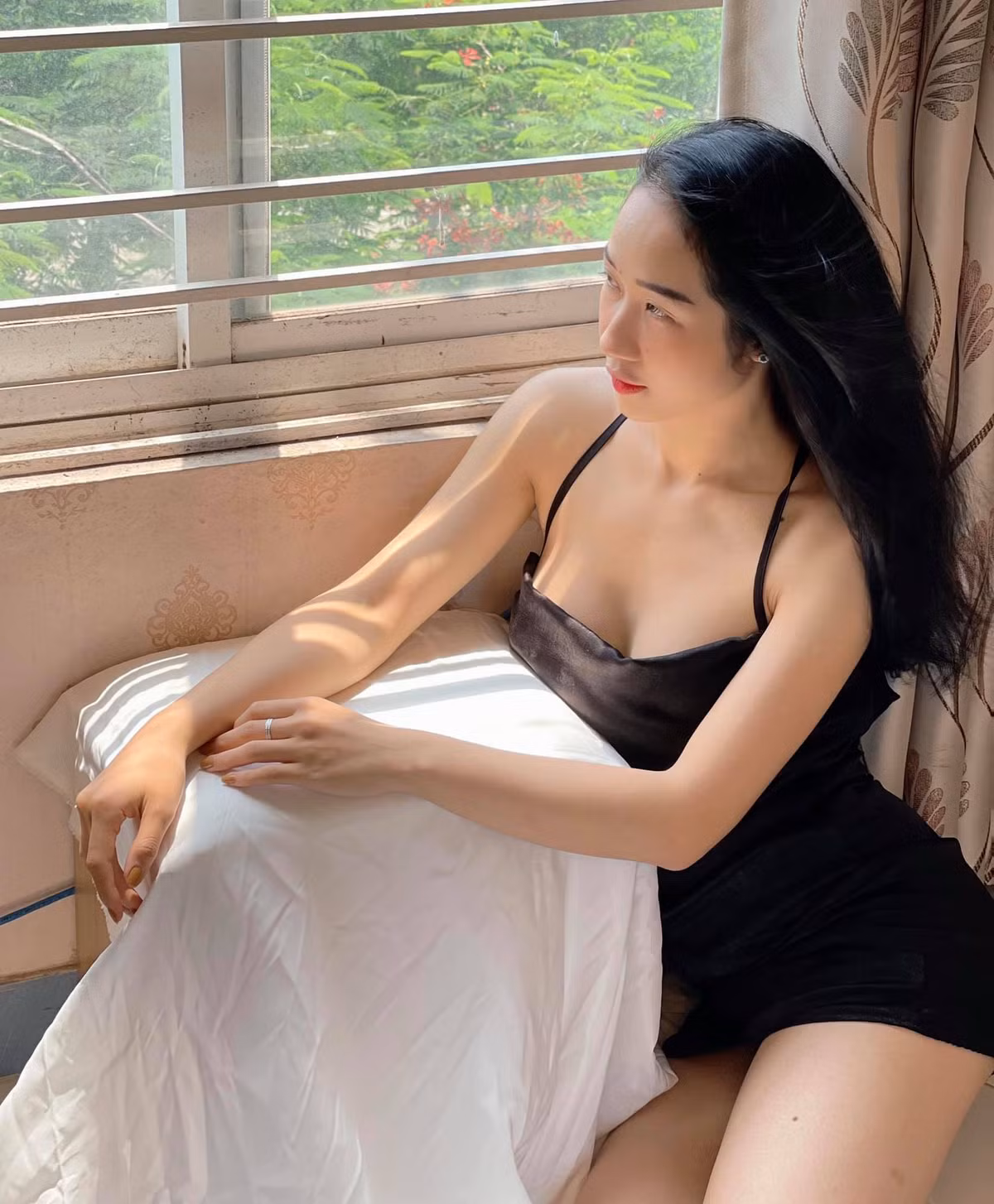 Mọi hình ảnh khoe dáng nuột nà của cô giáo Phương Thảo đăng tải trên trang cá nhân đều thu hút lượt like khủng. Nhờ tập gym đều đặn mà cô giáo Hà thành có được thân hình chuẩn chỉnh như vậy.