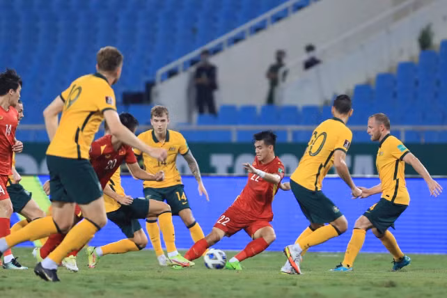 ĐT Việt Nam nhận thất bại 0-1 trước ĐT Australia, cầu thủ Thành Chung cùng toàn đội đã thi đấu lăn xả nhưng không may anh bị dính chấn thương, rời sân ở phút 75 của trận đấu.