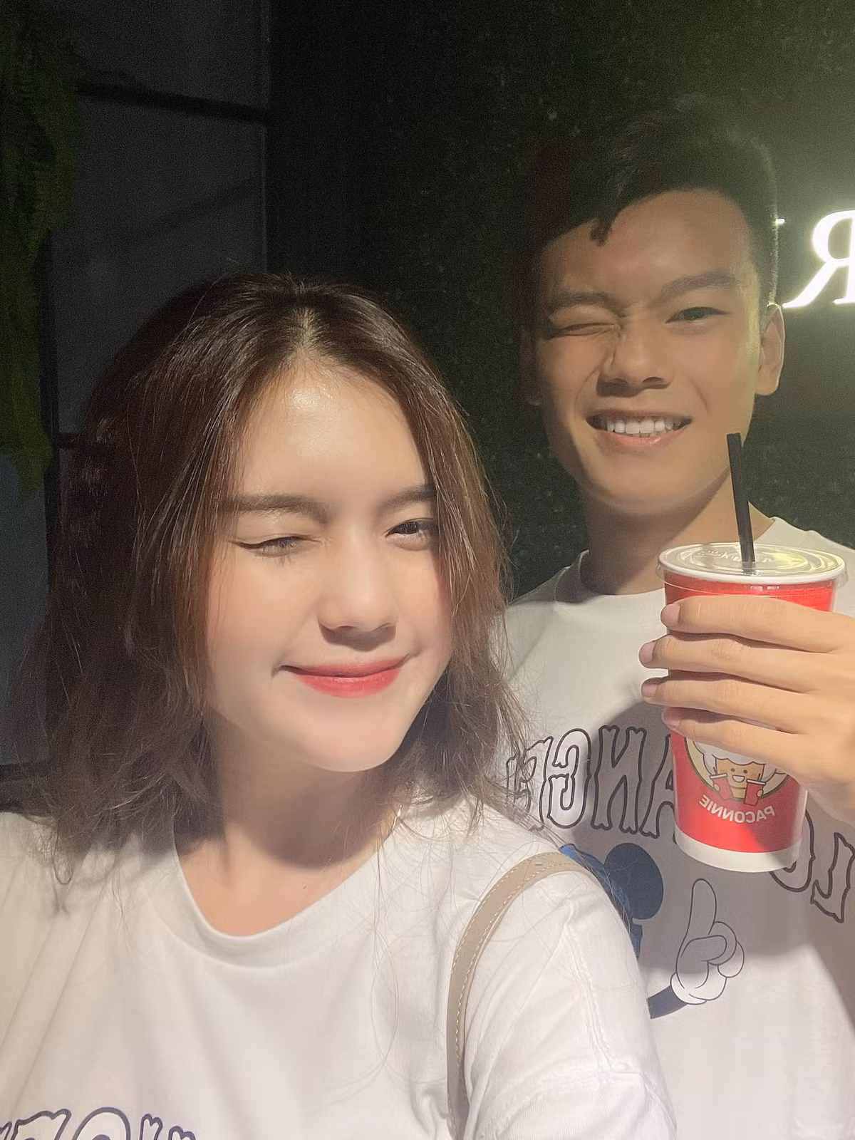 Cặp đôi cầu thủ - hot girl thời gian gần đây thường xuyên chia sẻ hình ảnh hạnh phúc bên nhau.