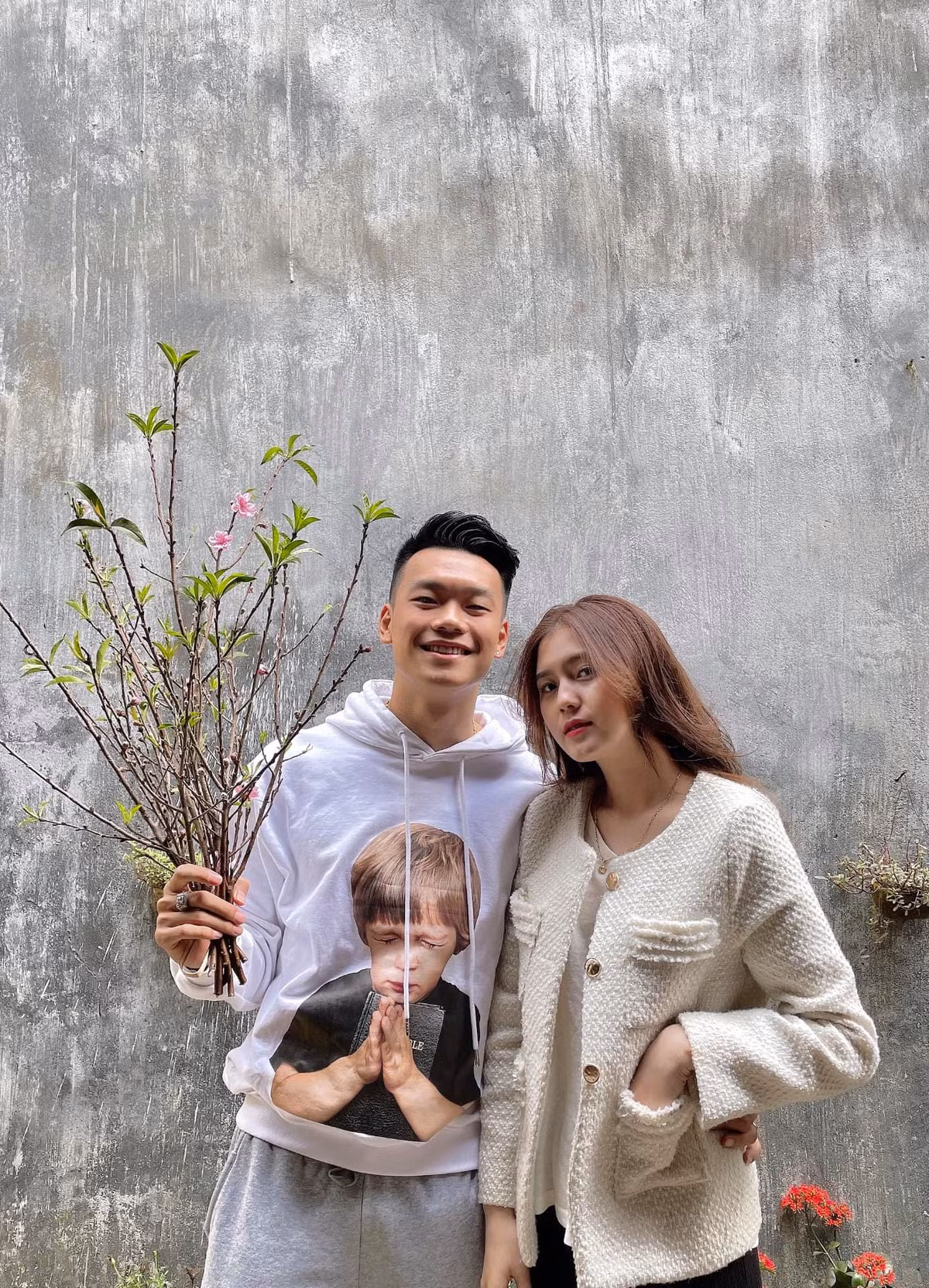 Chàng hậu vệ của đội tuyển Việt Nam cũng lập tức đáp lại, gọi bạn gái là "hậu phương vững chắc" đính kèm ký hiệu trái tim đầy tình cảm.