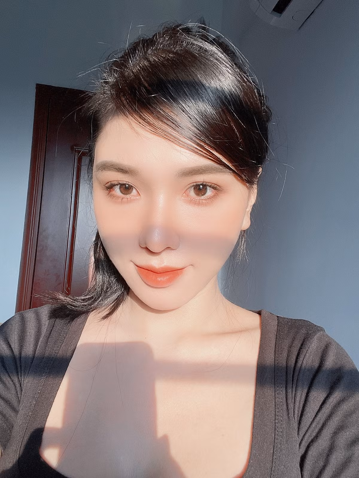 Khoe dang nong bong, ban gai Hoang Duc “dai mat” netizen