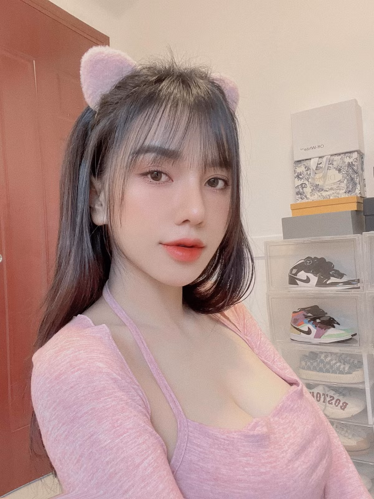 Nàng hot girl sở hữu vẻ ngoài quyến rũ, body xịn xò cùng phong cách gợi cảm.