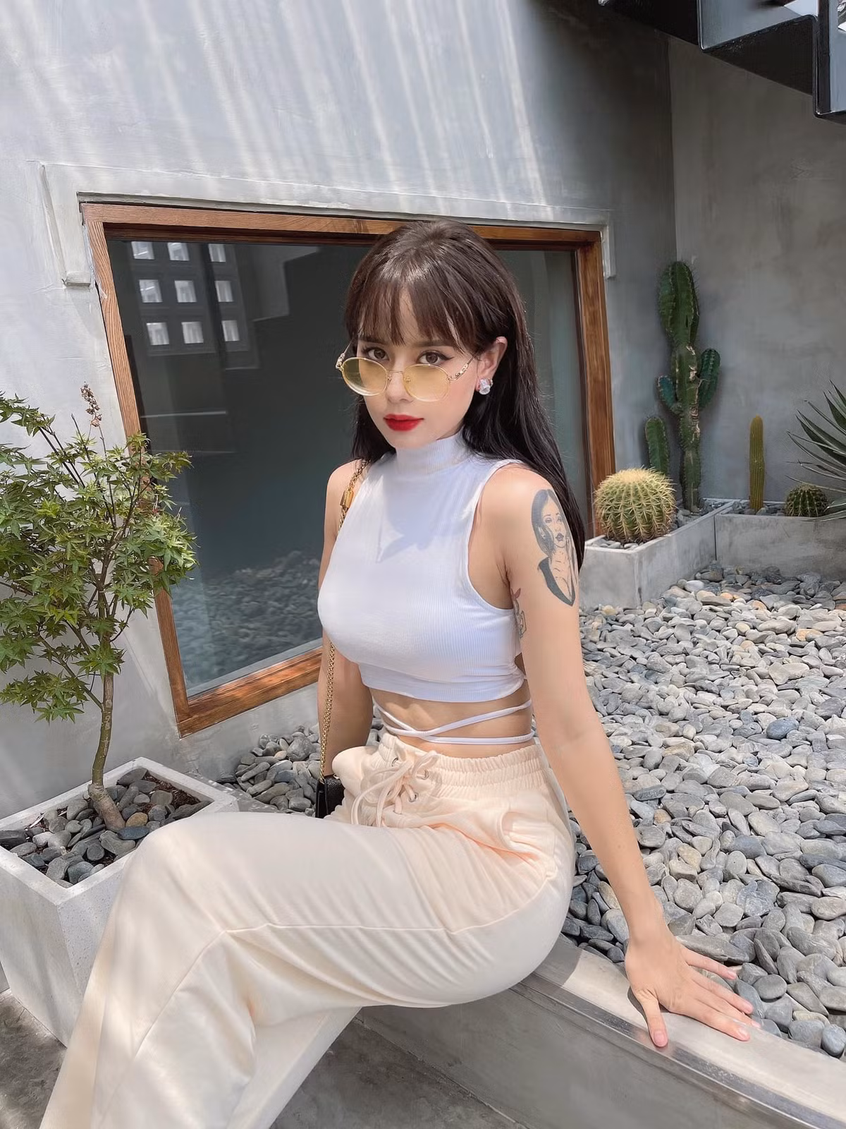 Được biết, Sandra đã có một gia đình riêng và có một cô công chúa nhỏ, chồng Sandra sinh năm 1990 và đang là thành viên nhóm rap.