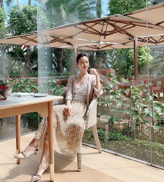 Nổi tiếng vì vẻ đẹp mỏng manh như sương khói nhưng khi diện bikini, Midu gợi cảm chẳng kém ai.