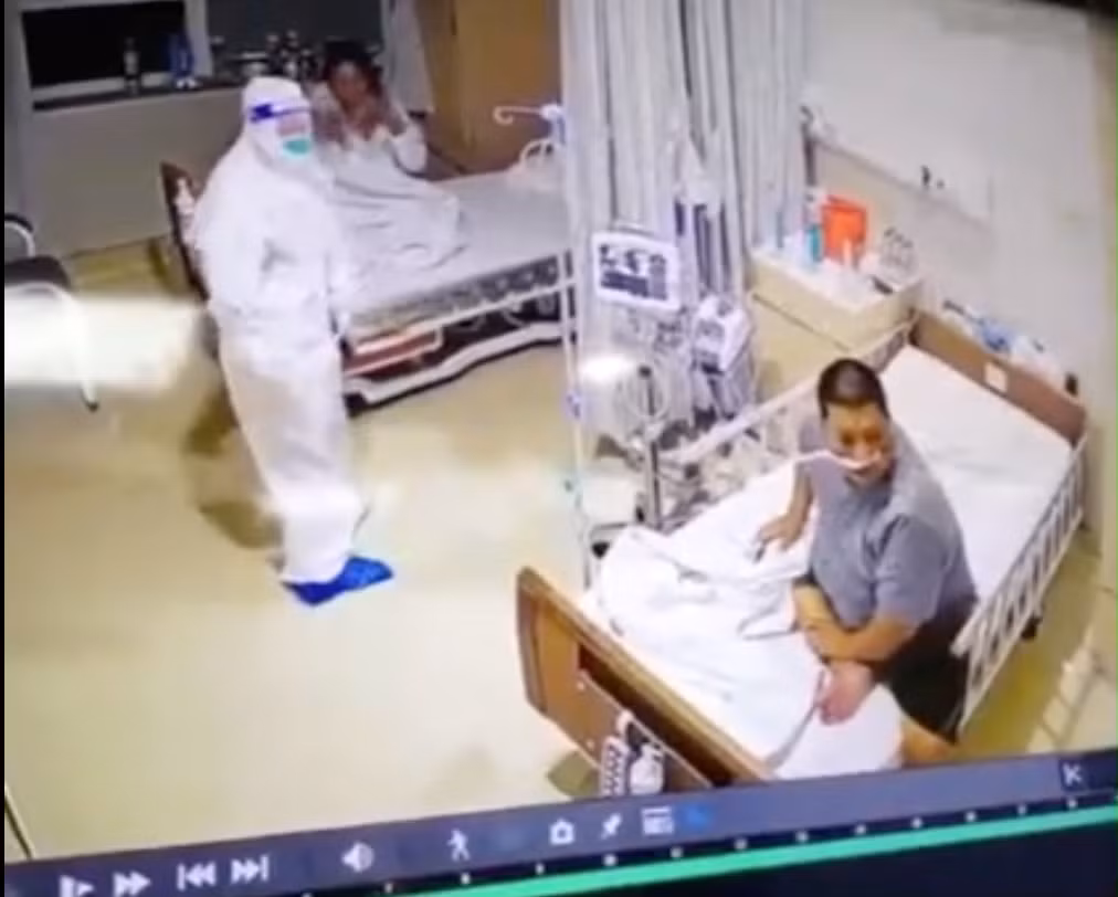 Đoạn clip hài hước này hiến ngay cả những y bác sĩ ở phòng khác cũng chạy ùa vào "hóng" rồi ôm bụng cười ngặt nghẽo.