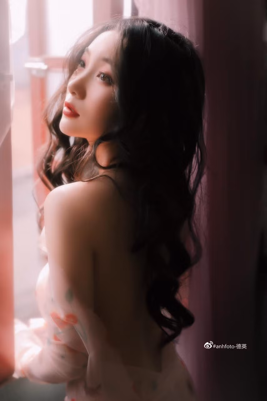 Hot girl 9x cao 1m52, nặng khoảng 42kg, sở hữu làn da trắng, bờ môi mỏng dỗi hờn và ánh mắt trong veo mơ màng.