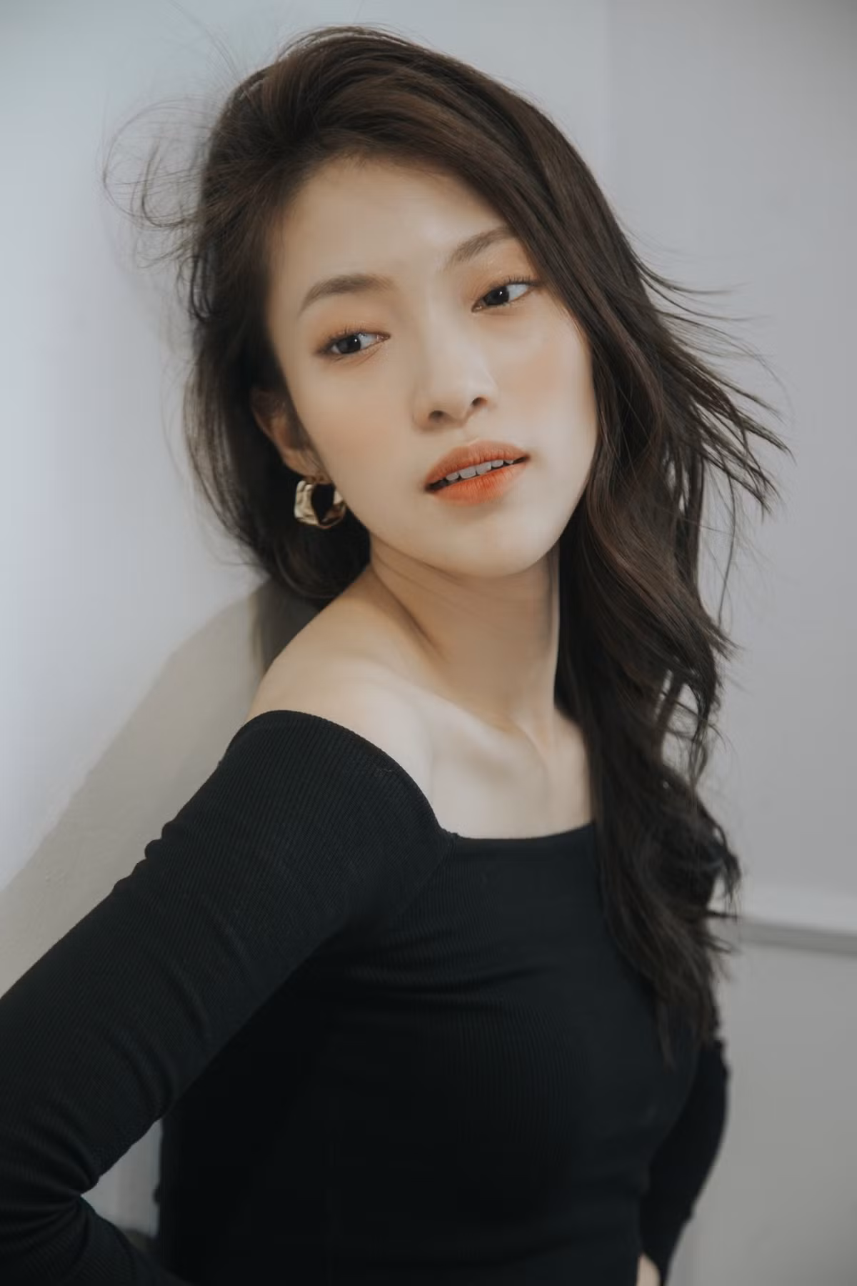 Trong một clip trên Youtube, hot girl xứ Nghệ cho biết năm 17 tuổi, cô được tuyển thẳng 4 trường đại học, thi đại học đạt 28.13, được học bổng toàn phần FPT nhưng đã chọn Học viện Ngoại giao.
