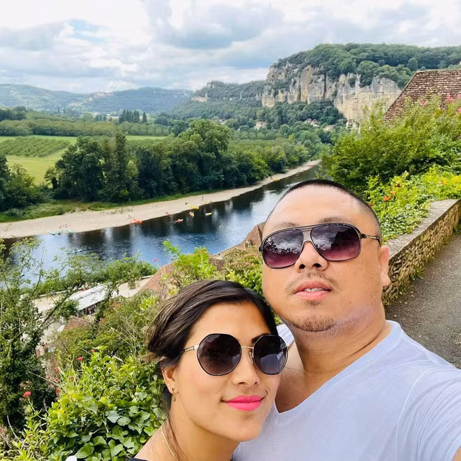 Theo thông tin trên trang cá nhân, Huseng Yang sinh sống và làm việc tại Mỹ, hiện là giám đốc của một công ty chuyển phát nhanh.