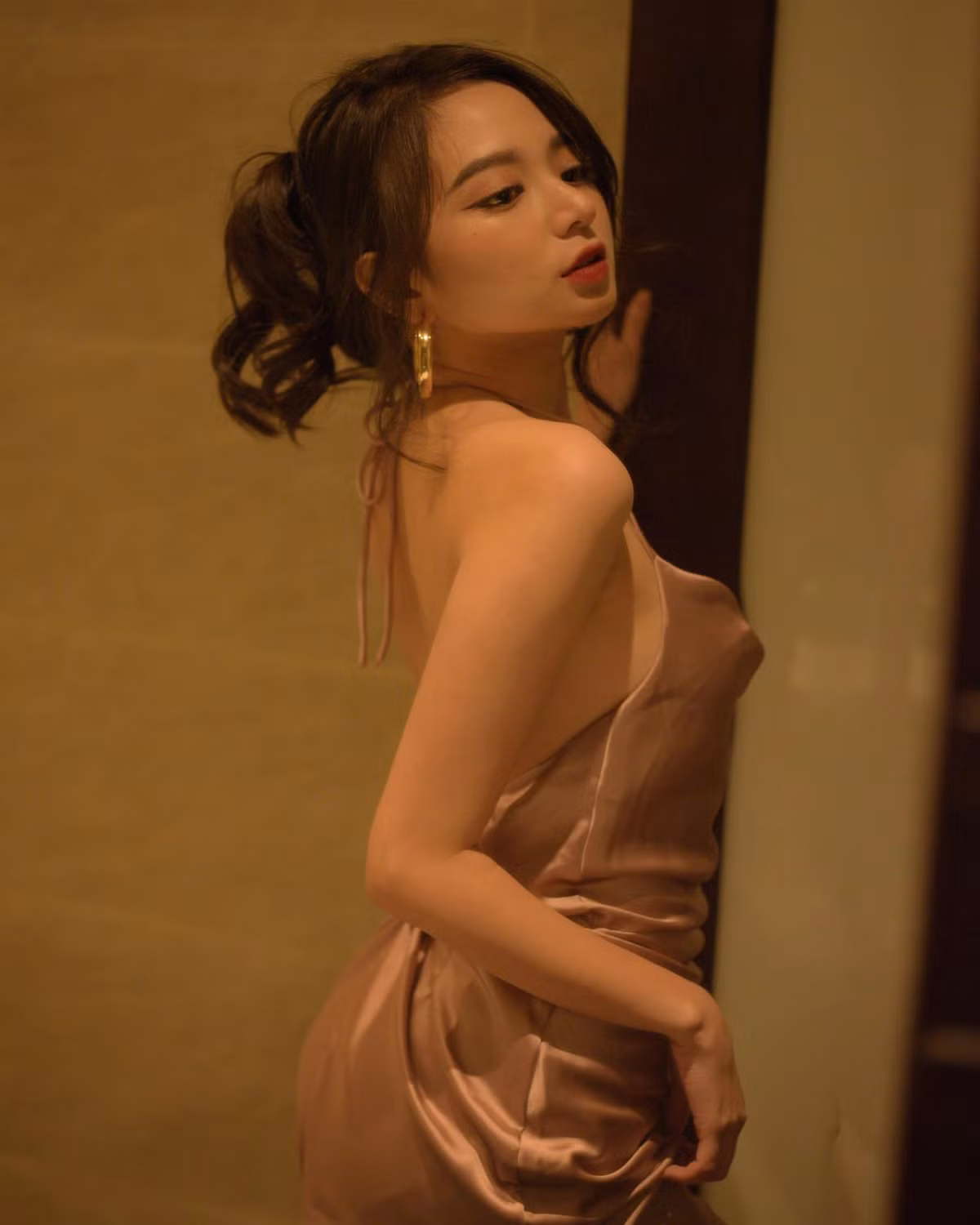 Dưới những bức ảnh gợi cảm, bên cạnh những bình luận khen ngợi vẻ đẹp của Kim Chi, có không ít ý kiến chê bai với lời lẽ khiếm nhã. Trước những khen chê trái chiều, hot girl này bỏ ngoài tai, sống cho bản thân thay vì làm hài lòng tất cả mọi người. Ảnh: FBNV