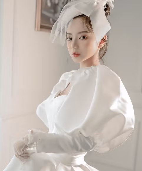 Kể từ khi nổi tiếng đến nay, Kim Chi luôn gây ấn tượng bởi phong cách thay đổi liên tục, nhan sắc ngày càng xinh đẹp hơn.