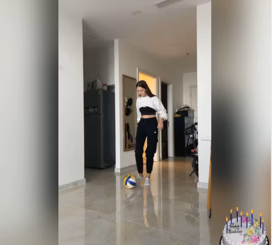 Đính kèm video, thủ môn Bùi Tiến Dũng gửi đến bạn gái những lời chúc mừng cực ngọt ngào: "Xin lỗi không thể ở bên em hôm nay. Anh mong em vui vẻ, tận hưởng sinh nhật cùng gia đình và bạn bè.....Em luôn là một cô gái thông minh, dũng cảm và mạnh mẽ. Chúc mừng sinh nhật em".