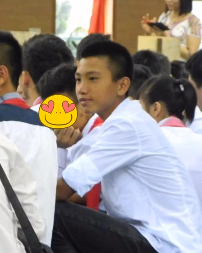 Thời còn cắp sách tới trường, vì phải tập tành ngoài sân bóng từ bé nên Văn Hậu ngày đó có làn da đen nhẻm.