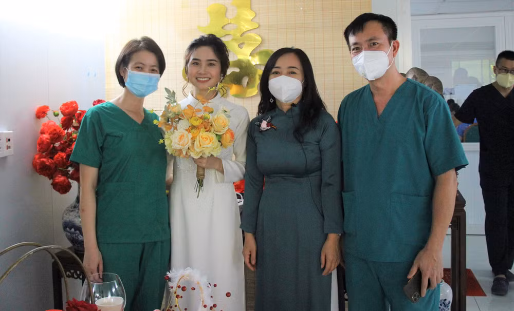 Trước đó, hai bên gia đình đã ấn định ngày tổ chức hôn lễ. Tuy nhiên, vì dịch bệnh tại TP HCM diễn biến phức tạp, cô cùng các đồng nghiệp đã vào Nam hỗ trợ. Tuy nhiên do số ca bệnh tăng nhanh, để giữ lời hứa nên cô đã tổ chức đám cưới online tại nhà kho ở Bệnh viện dã chiến số 16.