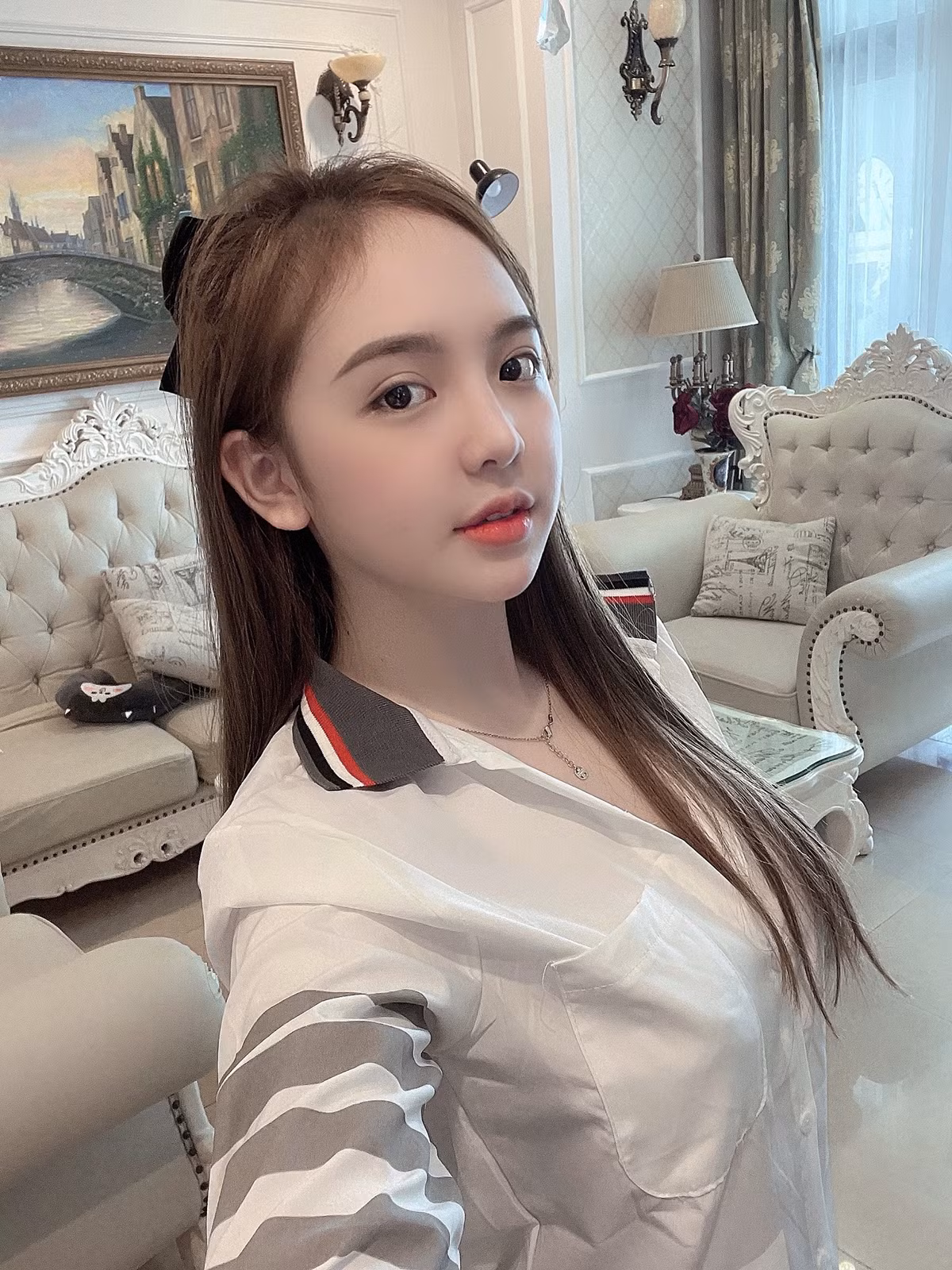 Cô nàng "lột xác" ngoại hình một cách ngoạn mục sau khi dậy thì. Huyền Châu sở hữu gương mặt xinh như búp bê, vóc dáng vô cùng nóng bỏng.