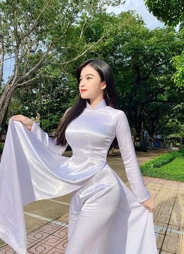 Phan Thị Bảo Trân (18 tuổi, quê Đồng Nai) là nữ sinh từng nổi như cồn trên mạng xã hội nhờ những khoảnh khắc mặc áo dài trắng cực đẹp.