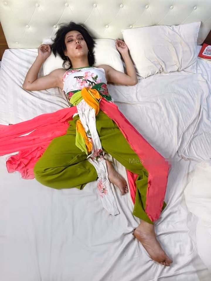 Bên cạnh đó, nhiều cư dân mạng còn chỉ trích việc Mèo Thoại ra đứng đường sau giãn cách nhưng lại không đeo khẩu trang.