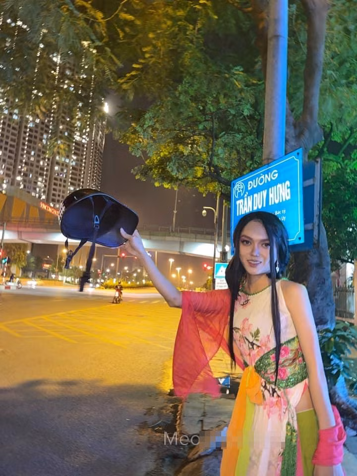 Sau đó TikToker Phạm Thoại còn cầm mũ bảo hiểm đứng đường Trần Duy Hưng giữa đêm khuya. Có người đi qua là anh chàng lại "vẫy"... tặng quà.