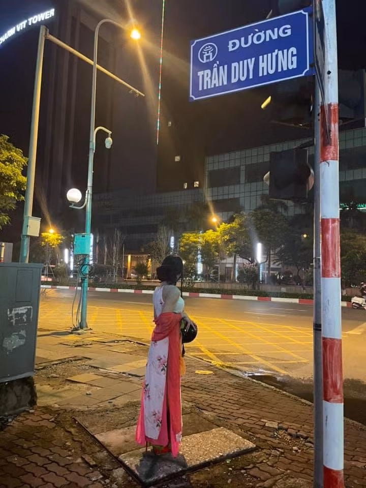 Theo đó, "thánh chửi" Phạm Thoại đã hóa thân thành "chị Hằng", mặc váy yếm, đội tóc giả, make-up lòe loẹt và đứng ở bên đường Trần Duy Hưng.
