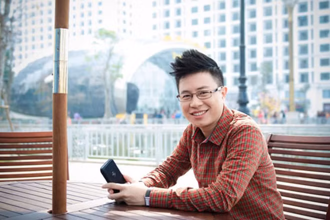 Vấn đề khiến dư luận bức xúc là cách MC VTV này dùng câu từ có hàm ý khá mỉa mai sinh viên: "nghỉ học có làm em đỡ buồn hơn không" khiến không ít cư dân mạng cảm thấy bức xúc.