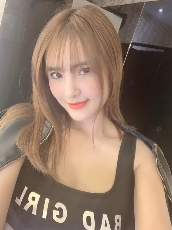 Trên trang cá nhân, em gái Công Vinh thỉnh thoảng khoe những món quà hàng hiệu đắt tiền do chính bạn trai chọn và mua tặng cô. Ảnh: Tổng hợp