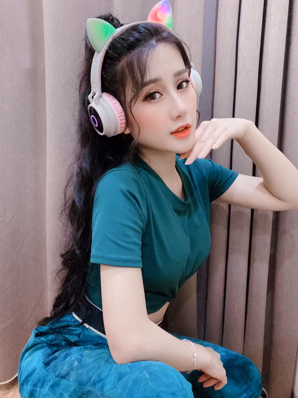 Bên cạnh việc là diễn viên của Nhà hát kịch nói Quân đội, gái xinh còn là mẫu ảnh quen mặt với nhiều người.