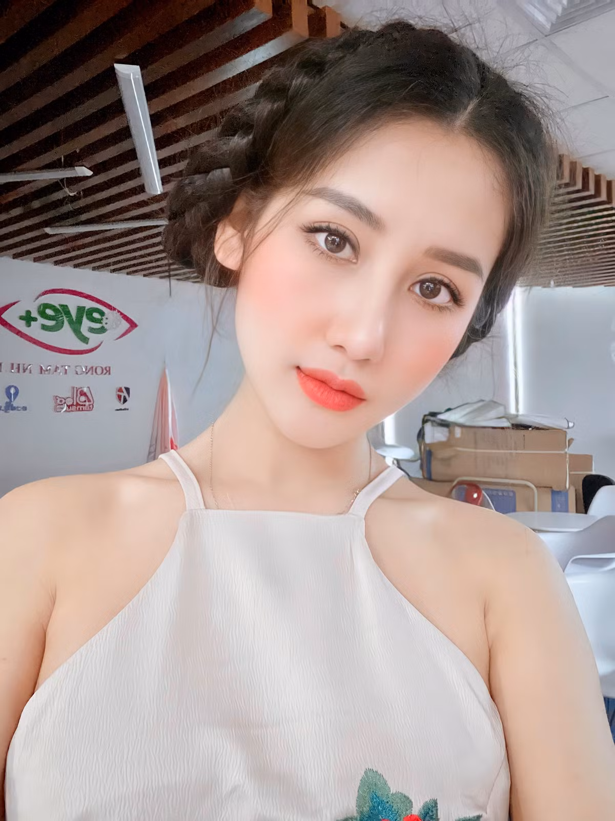 Sở hữu khuôn mặt xinh đẹp, chiếc cằm V- line hàng loạt nam nhân phải đổ gục trước nhan sắc yêu kiều của Anh Phương.