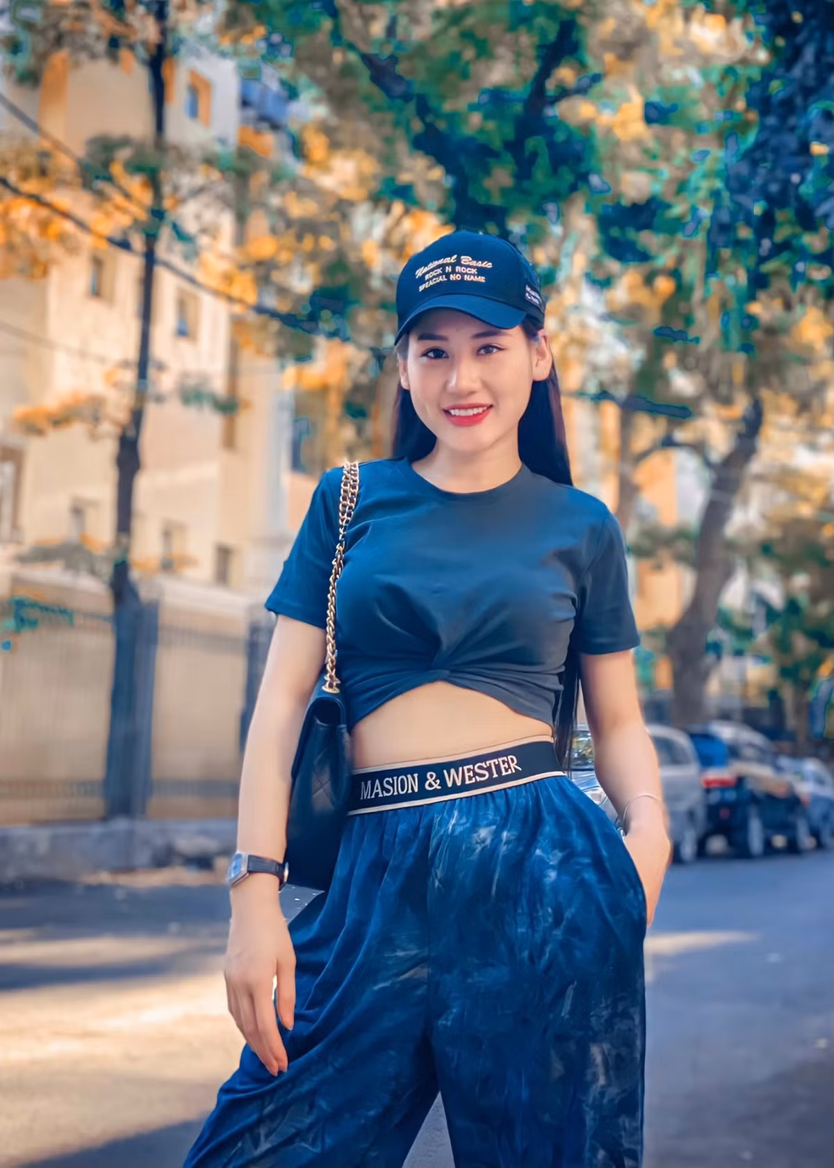 Những lúc không khoác trên mình bộ quân phục, gái xinh Hà Tĩnh lựa chọn style khoẻ khoắn, trẻ trung để tôn được vẻ đẹp hình thể.
