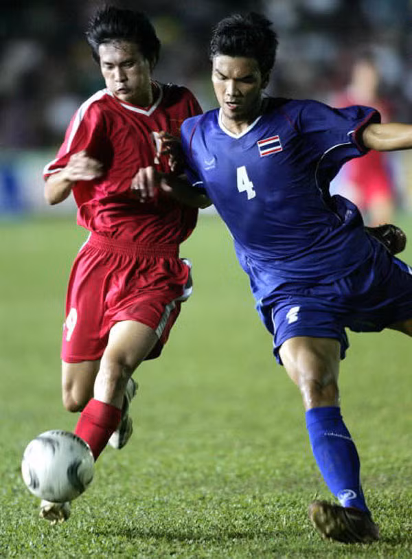 Bàn thắng "bằng vàng" mang về chức vô địch AFF Suzuki Cup 2008 cho đội tuyển Việt Nam của Công Vinh đã đưa anh trở thành tiền đạo số 1 quốc gia, được nhiều CLB trong nước thậm chí nước ngoài nhòm ngó.