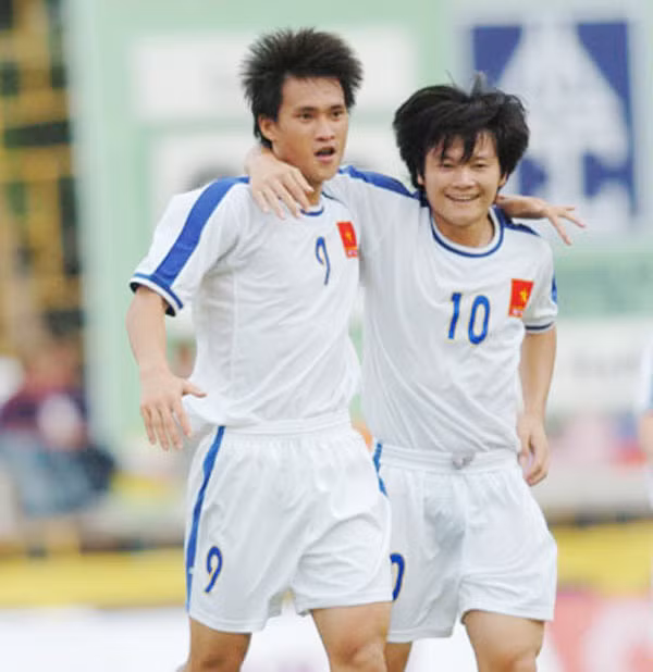 Công Vinh được biết đến như là tiền đạo số 1 Việt Nam, thời điểm năm 2004 chàng cầu thủ xứ Nghệ có được chỗ đứng nhất định tại V-League. Công Vinh đã giành danh hiệu cầu thủ trẻ xuất sắc nhất năm của bóng đá Việt Nam.