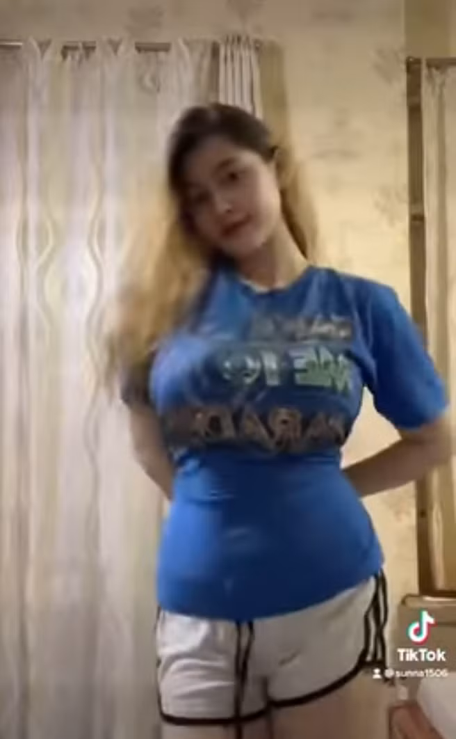 Mới đây trên TikTok của mình, gái xinh Sài thành không ngần ngại "đu" theo trend mới, kết quả là cộng đồng mạng chẳng ai chú ý vào eo của cô nàng mà lại đổ dồn ánh nhìn vào vòng 1 "khủng".