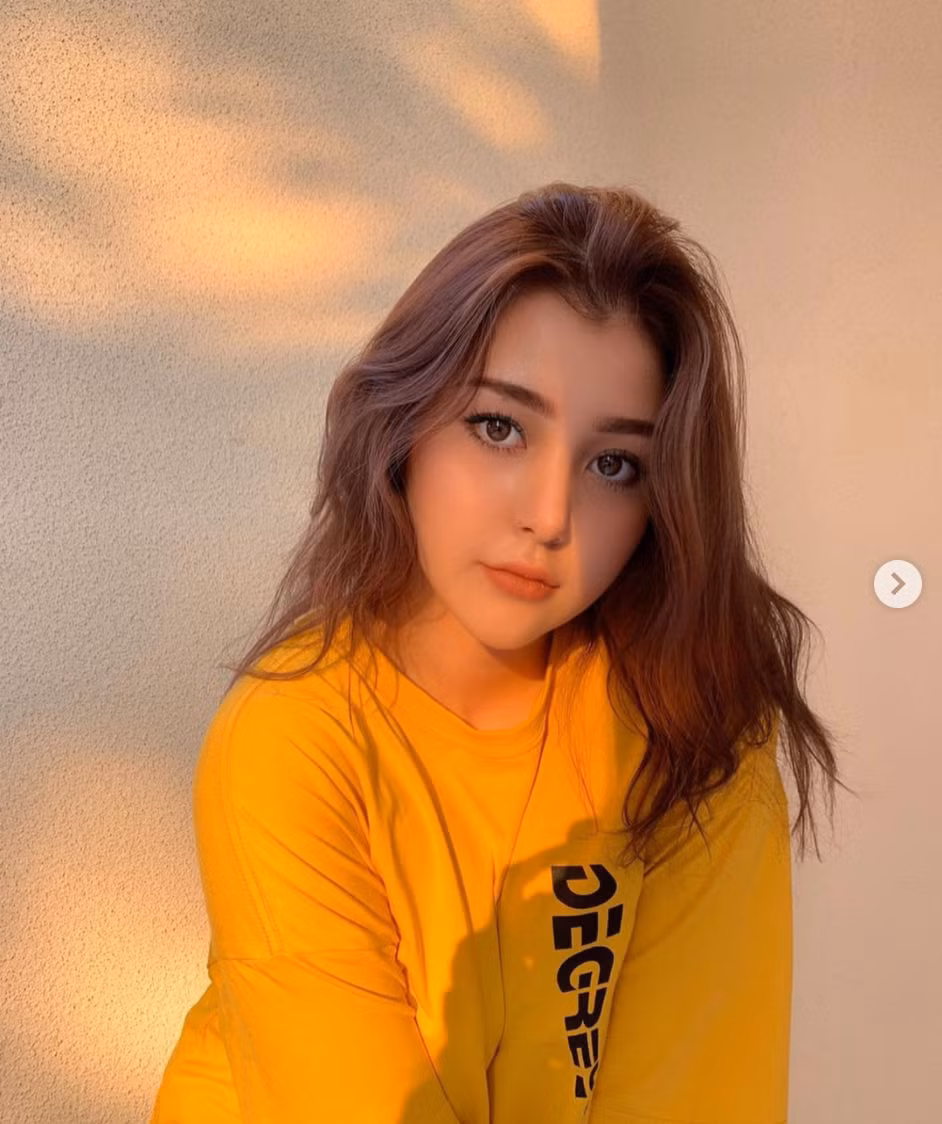 Hiện nay, mới 19 tuổi nhưng cô nàng đã định hình cho bản thân phong cách thời trang bốc lửa, quyến rũ và có phần táo bạo.