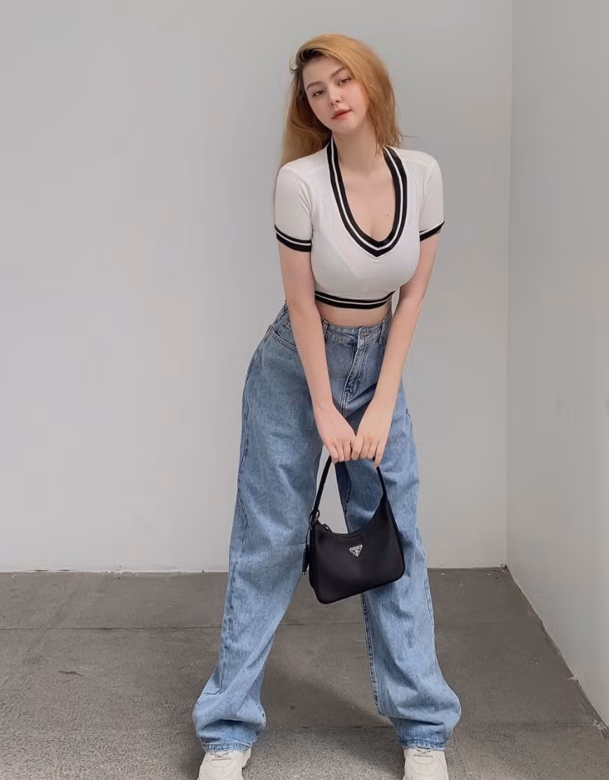 Wilson Nhật Anh là hot girl lai mang hai dòng máu Việt, Mỹ. Cô nàng nổi tiếng trên mạng xã hội từ khi còn là học sinh cấp ba với vẻ đẹp lai đầy cuốn hút.