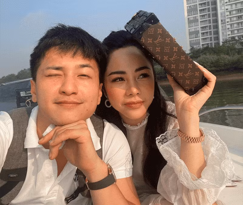 Đặc biệt, việc hai người nhanh chóng nghĩ tới chuyện "về chung nhà" dù công khai hẹn hò chưa lâu cũng khiến netizen không khỏi bất ngờ.