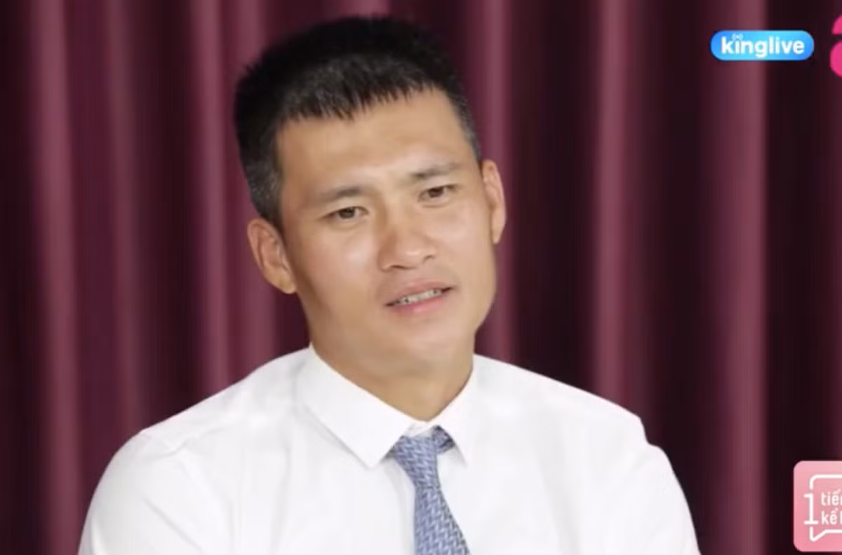 Cụ thể, trong clip được công chiếu cách đây vài năm, cựu cầu thủ từng chia sẻ: “Anh phải nói rằng chị Tiên, dù chị ấy sai thì chị cũng không bao giờ nhận sai đâu".