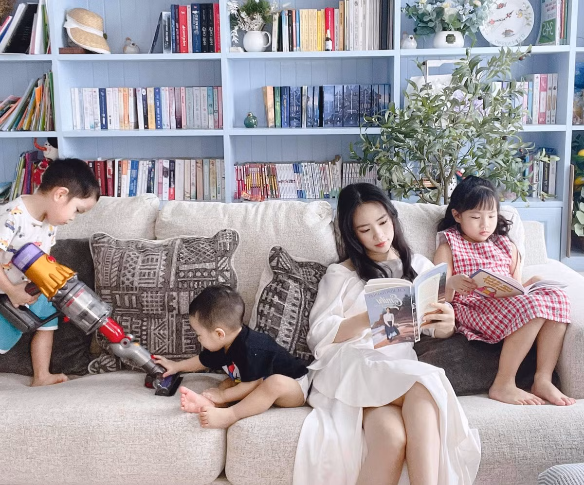 Ngô Thúy Hằng là hot mom nổi đình đám trên MXH nhờ sở hữu sắc vóc xinh đẹp như hot girl dù đã là mẹ của 3 nhóc tỳ xinh xắn.