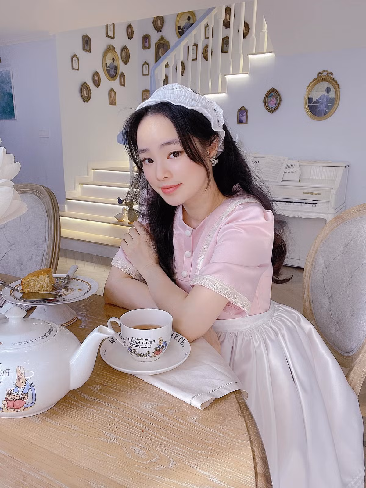 Hình ảnh gia đình của Thúy Hằng đăng tải trên MXH đã thu hút sự chú ý của rất nhiều người. Chồng thành công, vợ hạnh phúc, các con xinh đẹp, đáng yêu.