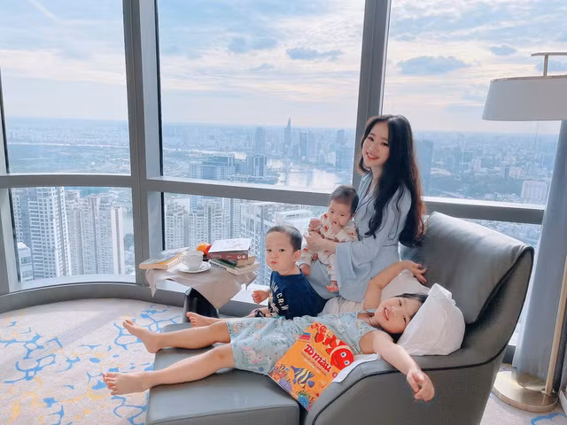 Nếu chỉ nhìn vóc dáng và nhan sắc của hot mom này thì ít ai nghĩ rằng người Thúy Hằng đã 35 tuổi và có 3 người con.